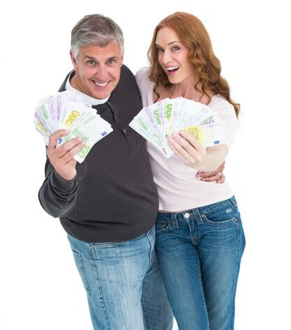 femme et homme riche avec le portefeuille